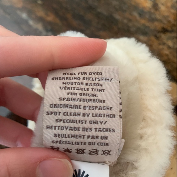 UGG Perforated Shearling Gloves - Picture 6 of 8